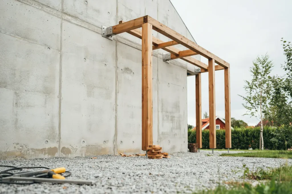bygga pergola vid betonghus med l rktr och r tt inf stning